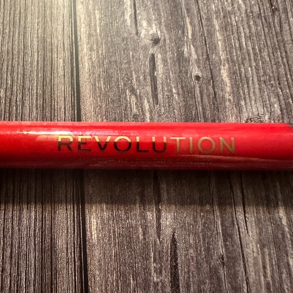 Revolution velvet kiss lip‎ crayon - decadence - Picture 2 of 5